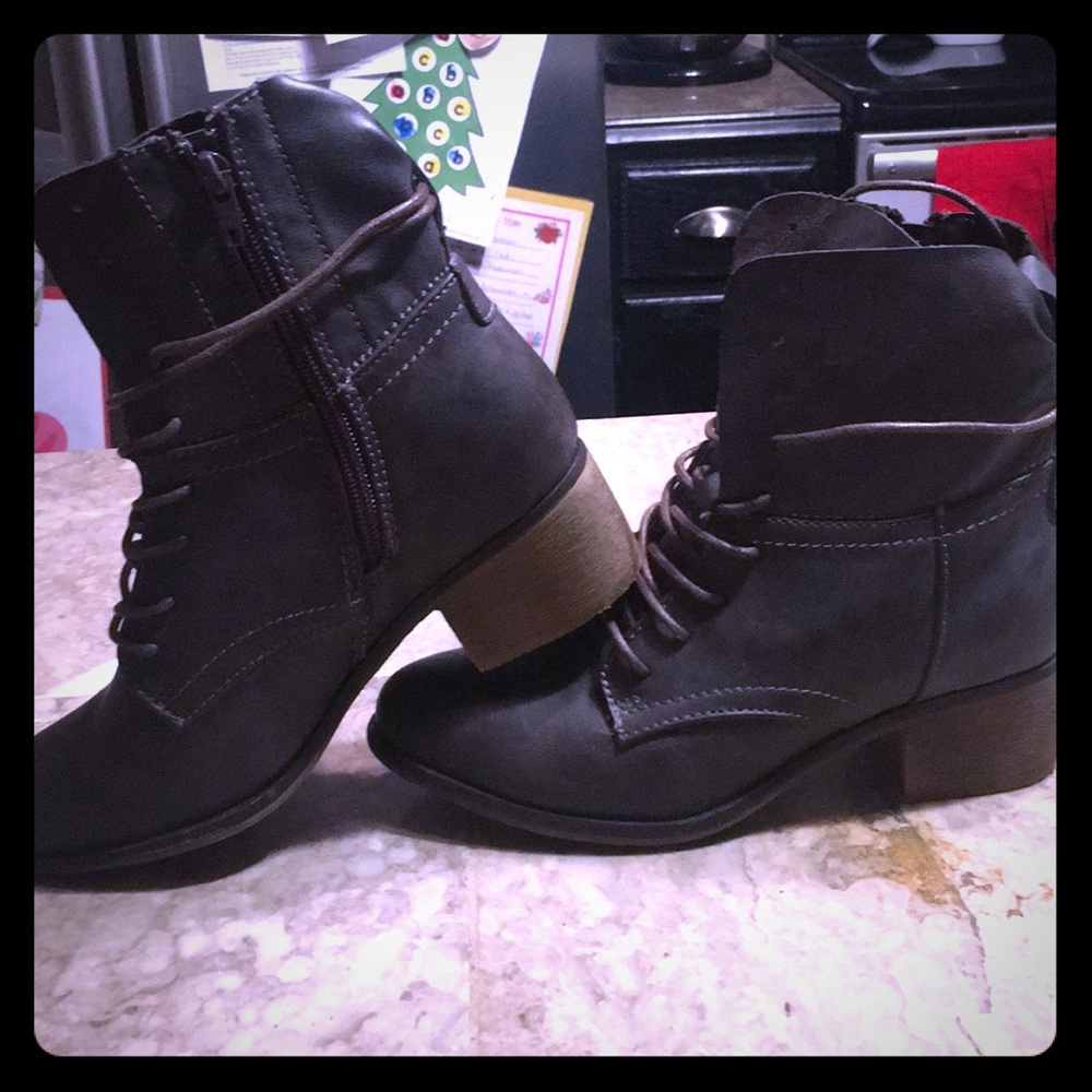 Dark brown lace up short boots 👢